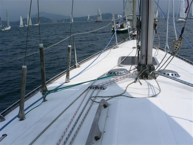 Un gruppo di barche durante la regata